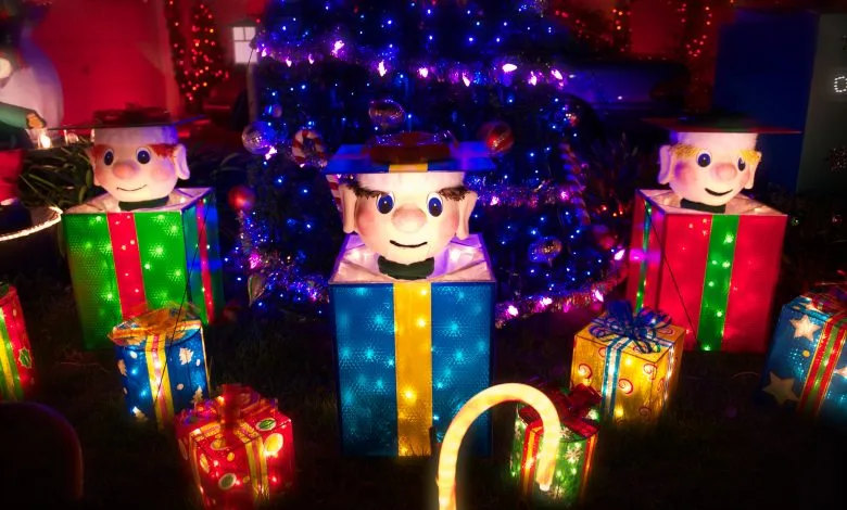 Pop-up animated elves